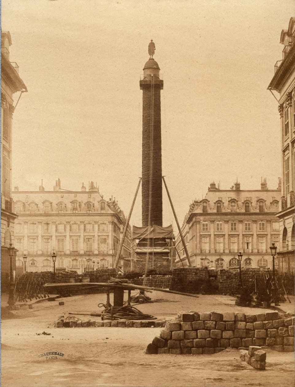 Commune de Paris (1871): Vendome-pylvään purku 16051871. Photo Turning, 1871 Dim. 10,5x6,4 cm tekijältä Unknown