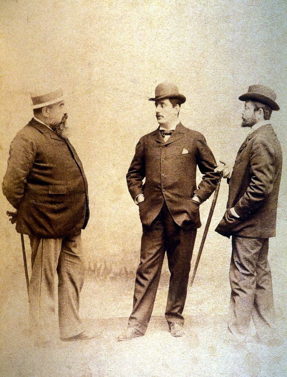 Giacomo Puccini (1858-1924), keskellä, libretistinsä Giuseppe Giacosa (vasemmalla) ja Luigi Ilica (oikealla). tekijältä Unknown