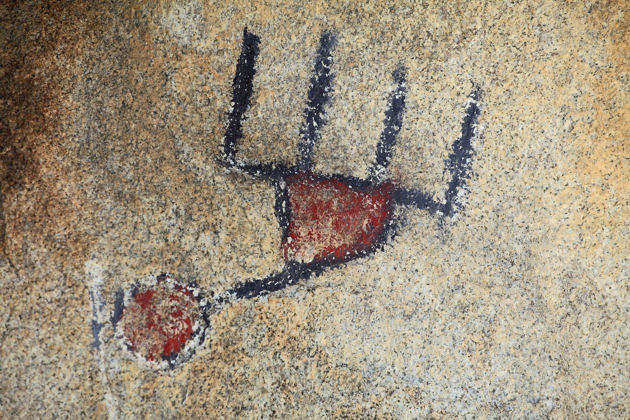 Intiaanien Petroglyfit Pohjois-Amerikasta. Maalaus lisätty 50-luvulla westernin kuvaamiseen. Park National Joshua Tree, Kalifornia, Yhdysvallat. Pohjois-Amerikan intiaanikulttuuri tekijältä Unknown