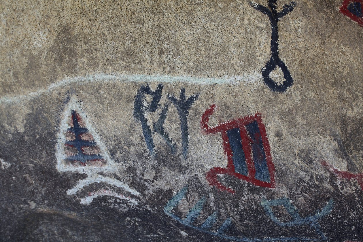 Intiaanien Petroglyfit Pohjois-Amerikasta. Maalaus lisätty 50-luvulla westernin kuvaamiseen. Park National Joshua Tree, Kalifornia, Yhdysvallat. Pohjois-Amerikan intiaanikulttuuri tekijältä Unknown