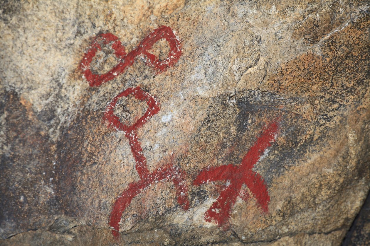 Intiaanien Petroglyfit Pohjois-Amerikasta. Maalaus lisätty 50-luvulla westernin kuvaamiseen. Park National Joshua Tree, Kalifornia, Yhdysvallat. Pohjois-Amerikan intiaanikulttuuri tekijältä Unknown