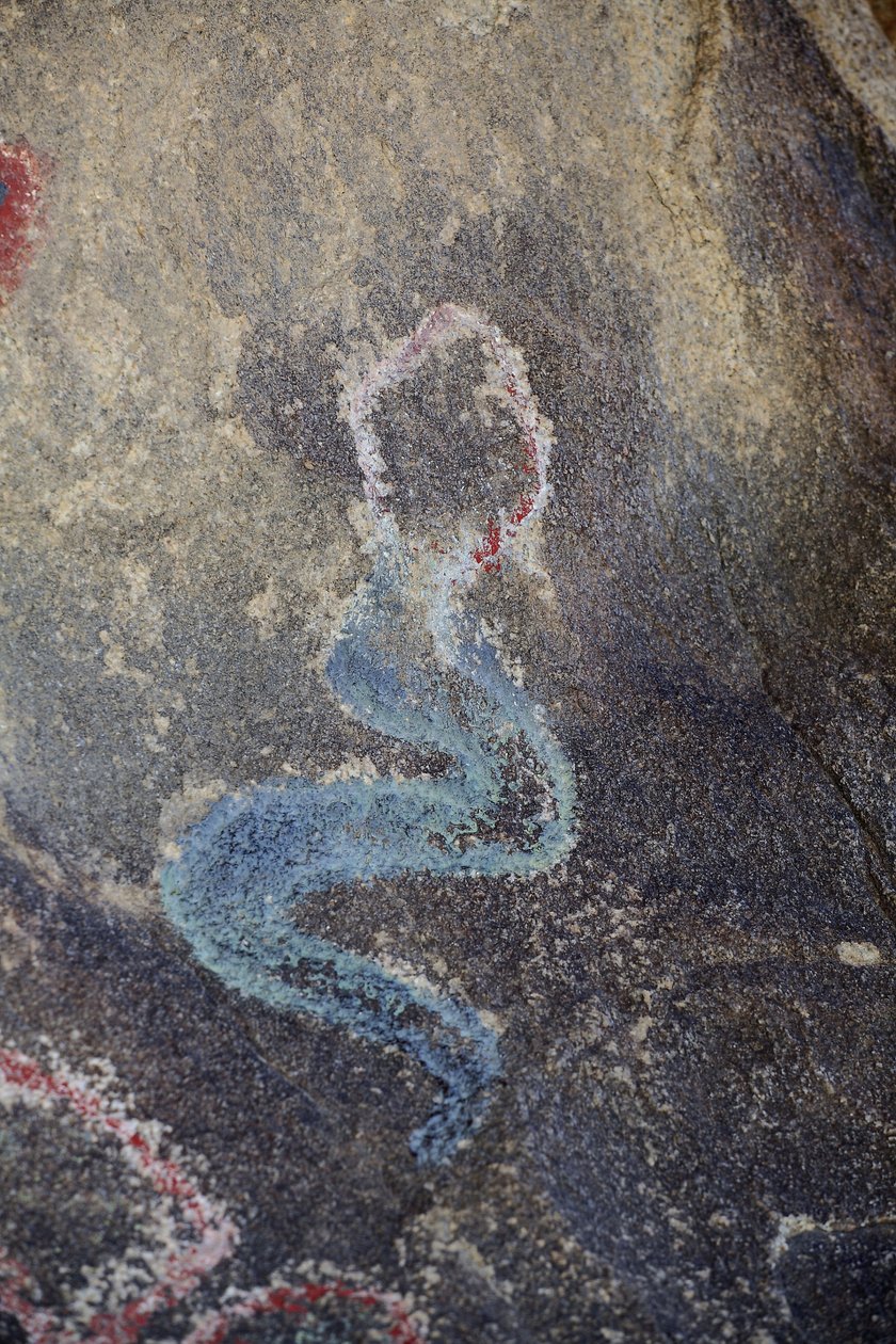 Intiaanien Petroglyfit Pohjois-Amerikasta. Maalaus lisätty 50-luvulla westernin kuvaamiseen. Park National Joshua Tree, Kalifornia, Yhdysvallat. Pohjois-Amerikan intiaanikulttuuri tekijältä Unknown