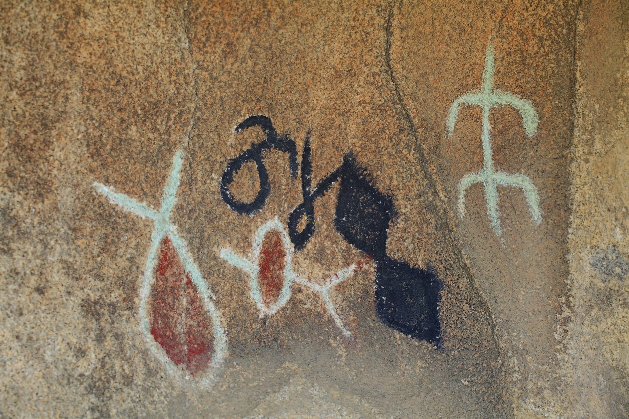 Intiaanien Petroglyfit Pohjois-Amerikasta. Maalaus lisätty 50-luvulla westernin kuvaamiseen. Park National Joshua Tree, Kalifornia, Yhdysvallat. Pohjois-Amerikan intiaanikulttuuri tekijältä Unknown