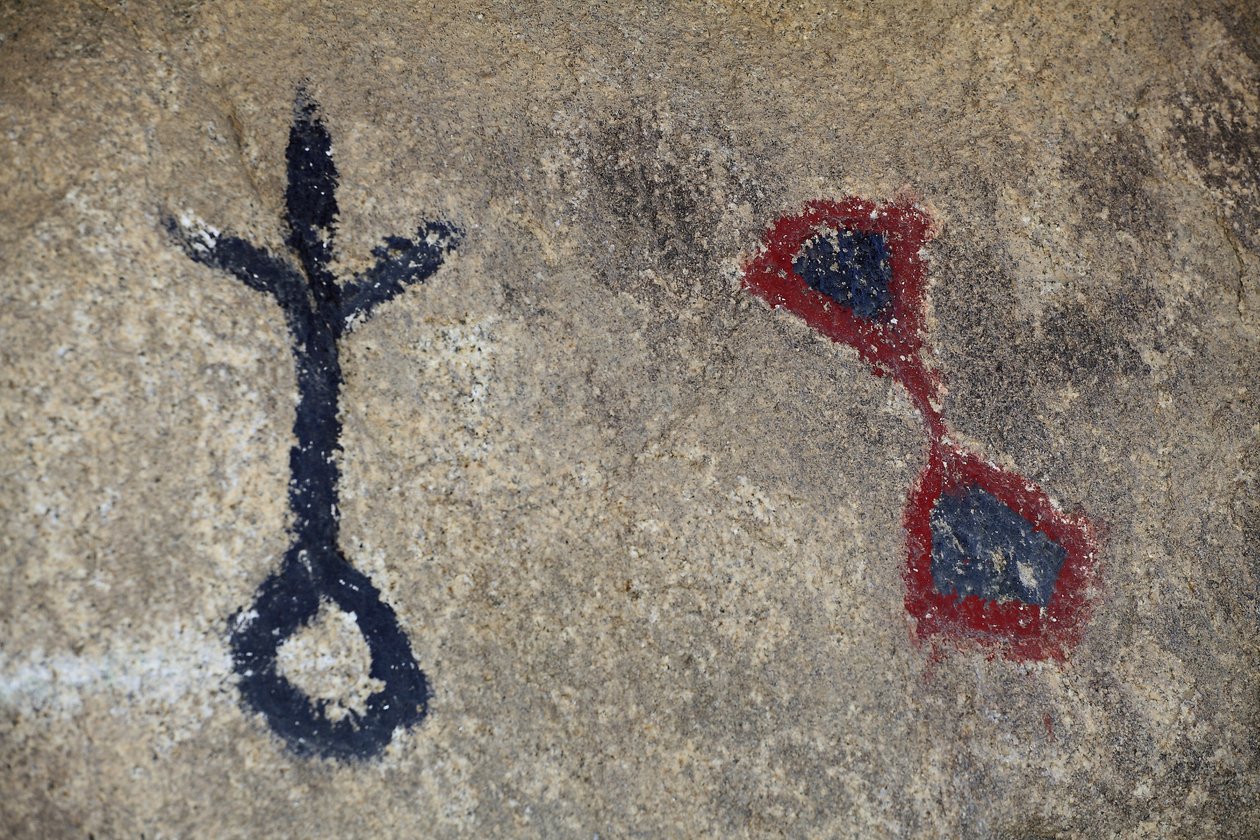 Intiaanien Petroglyfit Pohjois-Amerikasta. Maalaus lisätty 50-luvulla westernin kuvaamiseen. Park National Joshua Tree, Kalifornia, Yhdysvallat. Pohjois-Amerikan intiaanikulttuuri tekijältä Unknown