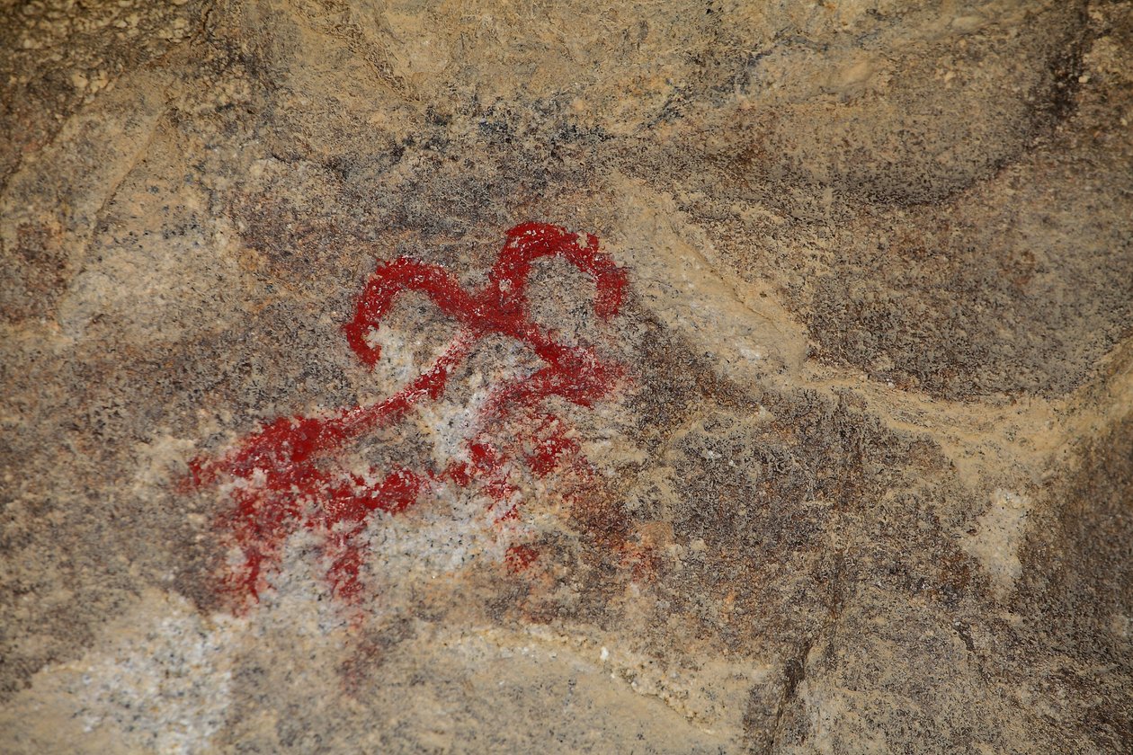 Intiaanien Petroglyfit Pohjois-Amerikasta. Maalaus lisätty 50-luvulla westernin kuvaamiseen. Park National Joshua Tree, Kalifornia, Yhdysvallat. Pohjois-Amerikan intiaanikulttuuri tekijältä Unknown