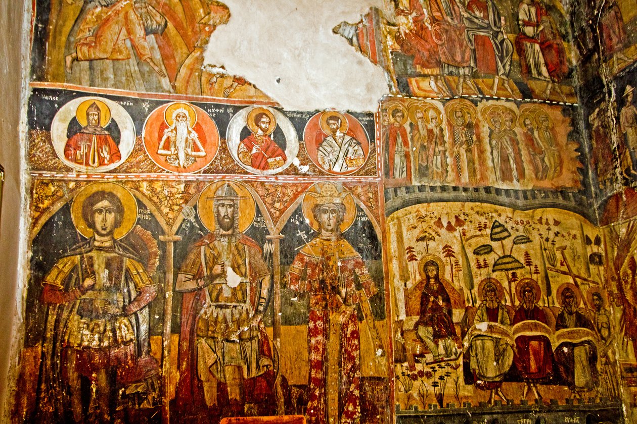 Pyhän Marian kirkon sisustus, Mborja, Korca, Albania tekijältä Unknown