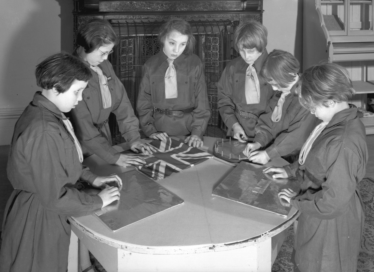 Royal Victoria School for the Blind Brownie -ryhmän jäseniä osallistumassa käsityötoimintaan, Newcastle upon Tyne, Iso-Britannia, tammikuu 1962 (s/w-kuva). tekijältä Unbekannt Unbekannt