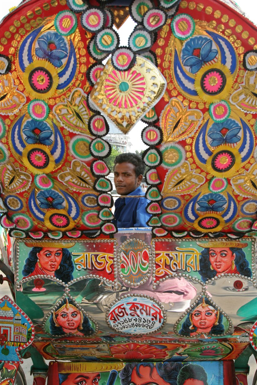 Riksat ovat yleinen kulkuväline Bangladeshissa. Rickshaw-sisustus on suosittu ja ainutlaatuinen taiteen muoto. Yleensä kuvat ovat valmistajan valitsemia. Kuvia elokuvista tai uskonnollisista a tekijältä Unknown