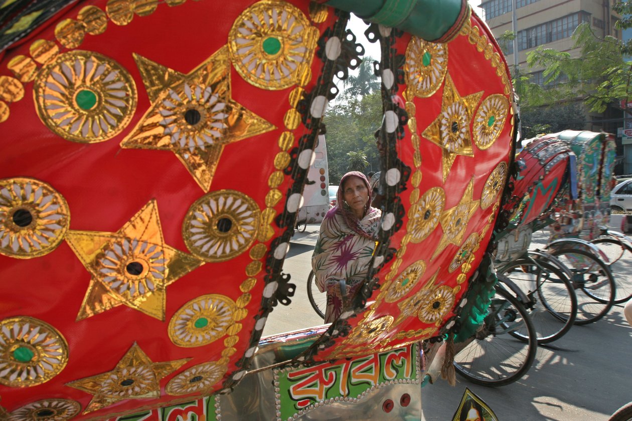 Riksat ovat yleinen kulkuväline Bangladeshissa. Rickshaw-sisustus on suosittu ja ainutlaatuinen taiteen muoto. Yleensä kuvat ovat valmistajan valitsemia. Kuvia elokuvista tai uskonnollisista a tekijältä Unknown