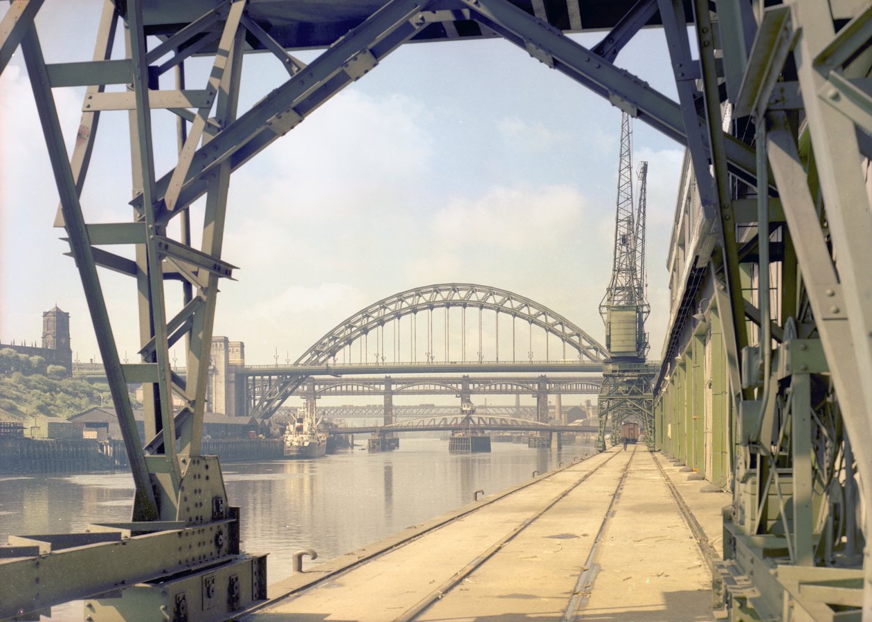 Näkymä Tyne-sillalle laiturilta, Newcastle upon Tyne, heinäkuu 1960 (värikuva). tekijältä Unbekannt Unbekannt