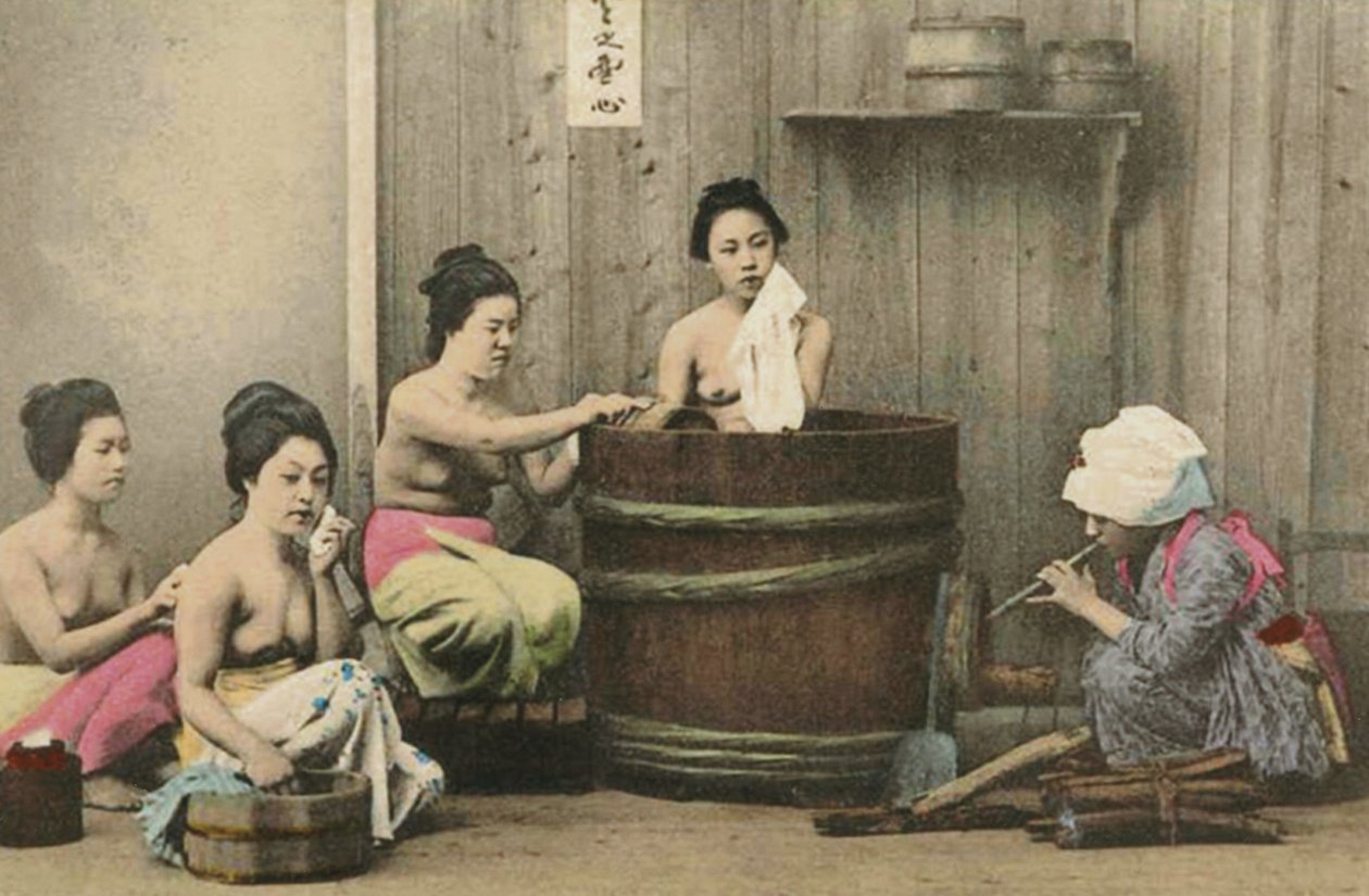 Pesutalo Japanissa, n. 1880 (käsinvärjätty albumikuva) tekijältä Unknown