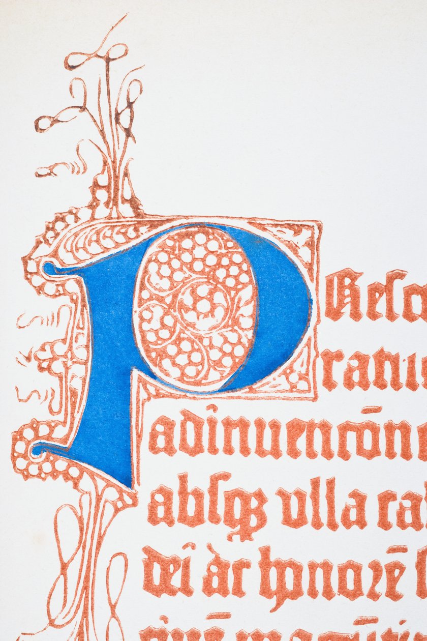 Faksimile sivusta, jossa on valaistu iso kirjain "P" Dustin ja Schoifferin latinalaisen psalterin vuoden 1459 painoksesta, William Hickman Smith Aubreyn (1858-1) "The National and Domestic History of England" -teoksesta. tekijältä English School