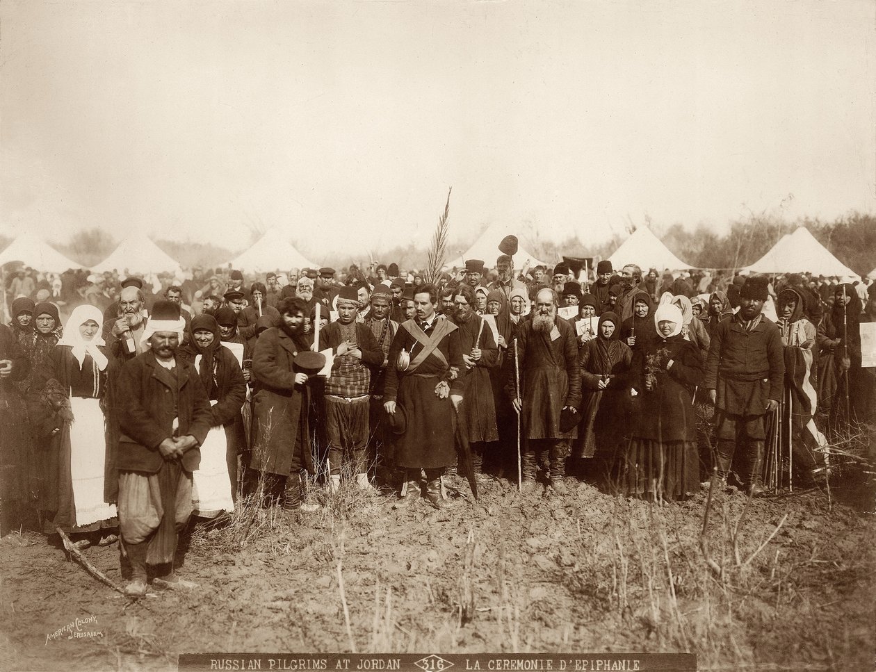 Venäläiset pyhiinvaeltajat Jordan-joella valmistautumassa loppiaiseen, 1898-1911 tekijältä American Photographer
