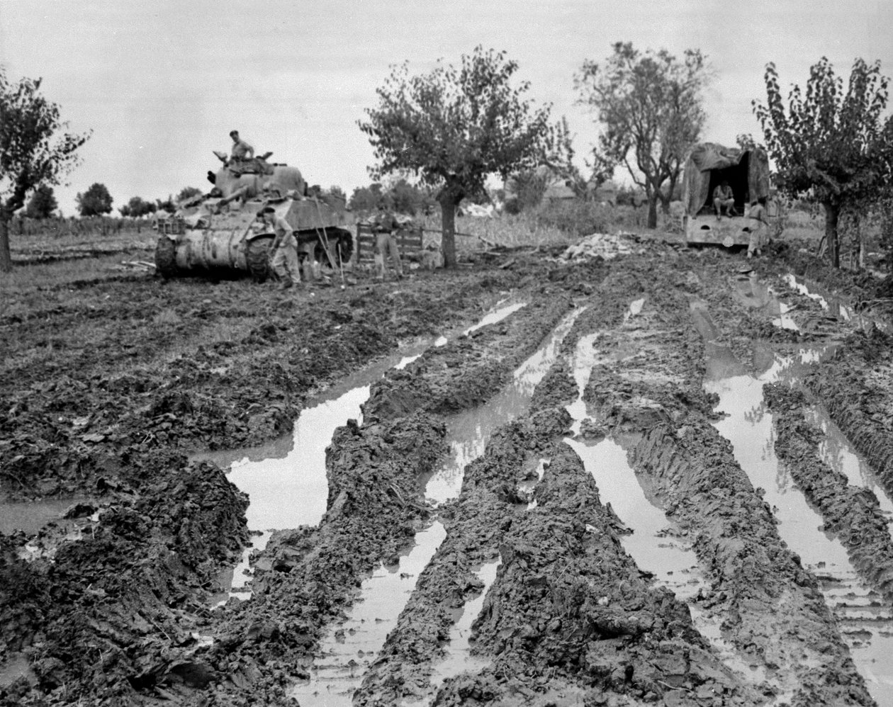 Sherman-tankki ja kuorma-auto mutaisessa maastossa Italiassa, n. 1943-1945, Commando Associationin kokoamasta 650 valokuvan kokoelmasta tekijältä American Photographer