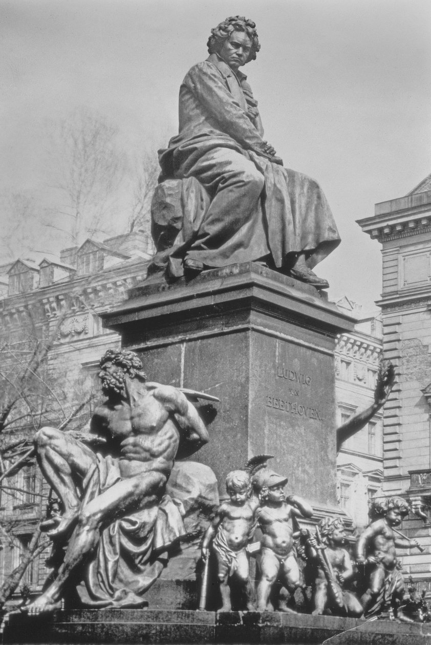 Muistomerkki Ludwig van Beethovenille, säveltäjälle, joka istuu jalustalla yhdeksänteen sinfoniaan viittaavien hahmojen yläpuolella, Kaspar Ritter von Zumbusch (1830-1915), 1880 (pronssi) tekijältä Austrian School