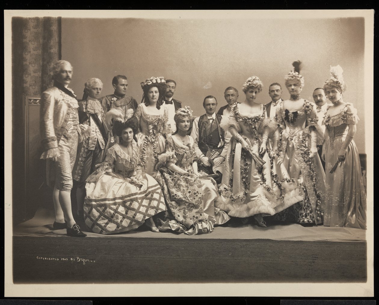 Ryhmäkuva, mukaan lukien Edmund Lincoln Baylies (istuva keskellä) ja Ruth Payson (rouva E.L.) Baylies (seisomassa kolmas oikealta) James Hazen Hyde Ballissa New Yorkissa, 31. tammikuuta 1905 (hopeagelatiini) tekijältä Byron Company