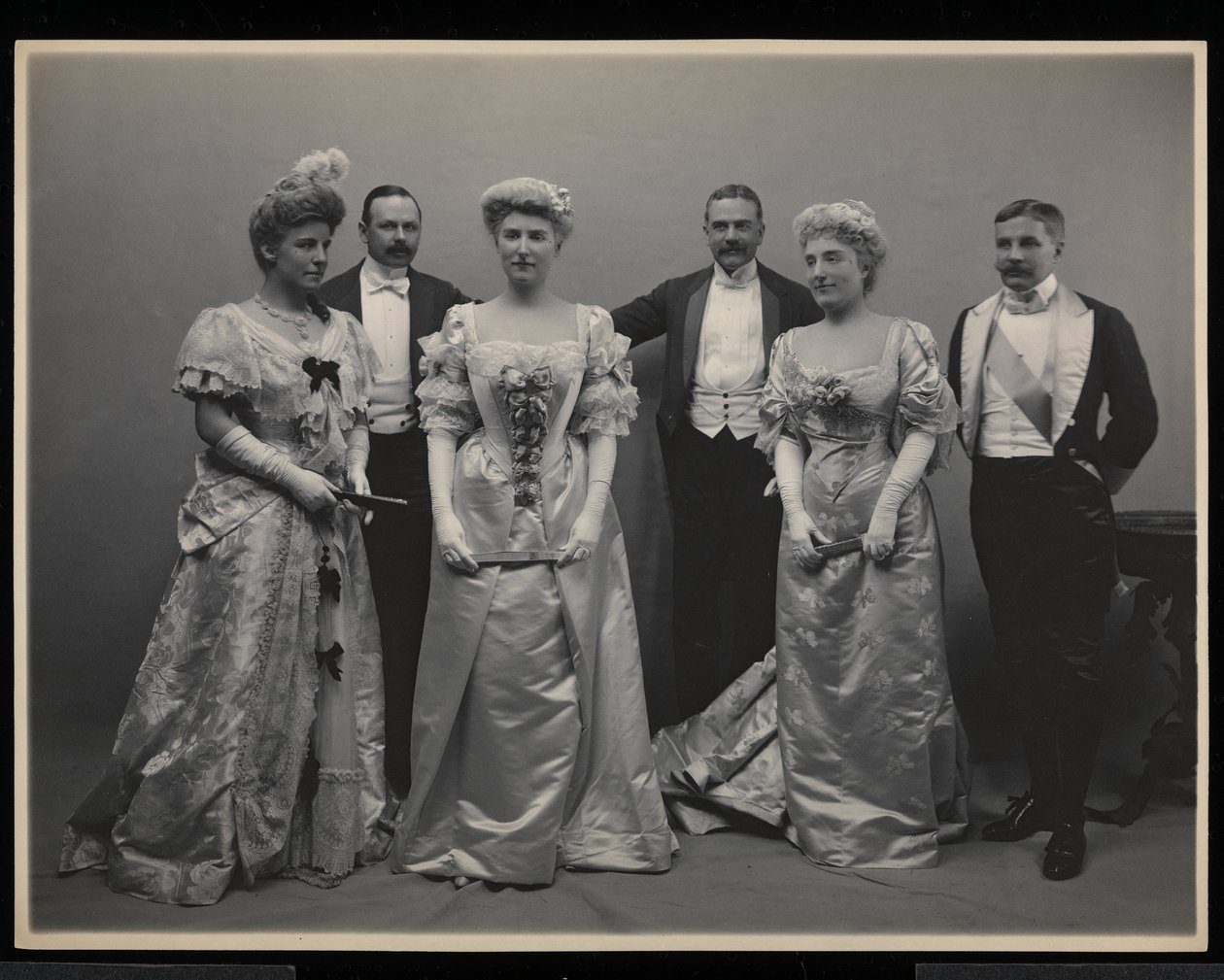 Ryhmäkuva rouva Douglas Robinsonista, Franklin Plumerista, neiti Pauline Riggsistä, Charles Munnista, rouva Garrick Riggsistä ja herra Frederick Weeksistä James Hazen Hyde Ballissa New Yorkissa 31. tammikuuta 1905 (silm. tekijältä Byron Company