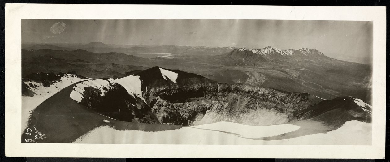 Panoraamanäkymä ylhäältä lumihuippuisille vuorille ja tulivuoren reunalta, oletettavasti Panaman kanavalla tai sen lähellä, 1913 (hopeagelatiiniprintti) tekijältä Byron Company
