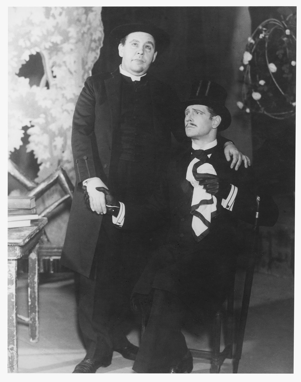Charles Laughton Canon Chasublen roolissa ja Roger Livesey John Worthingina Oscar Wilden (1854-1900) elokuvassa The Importance of Being Earnest Old Vic -teatterissa, 5. helmikuuta 1934. tekijältä English Photographer