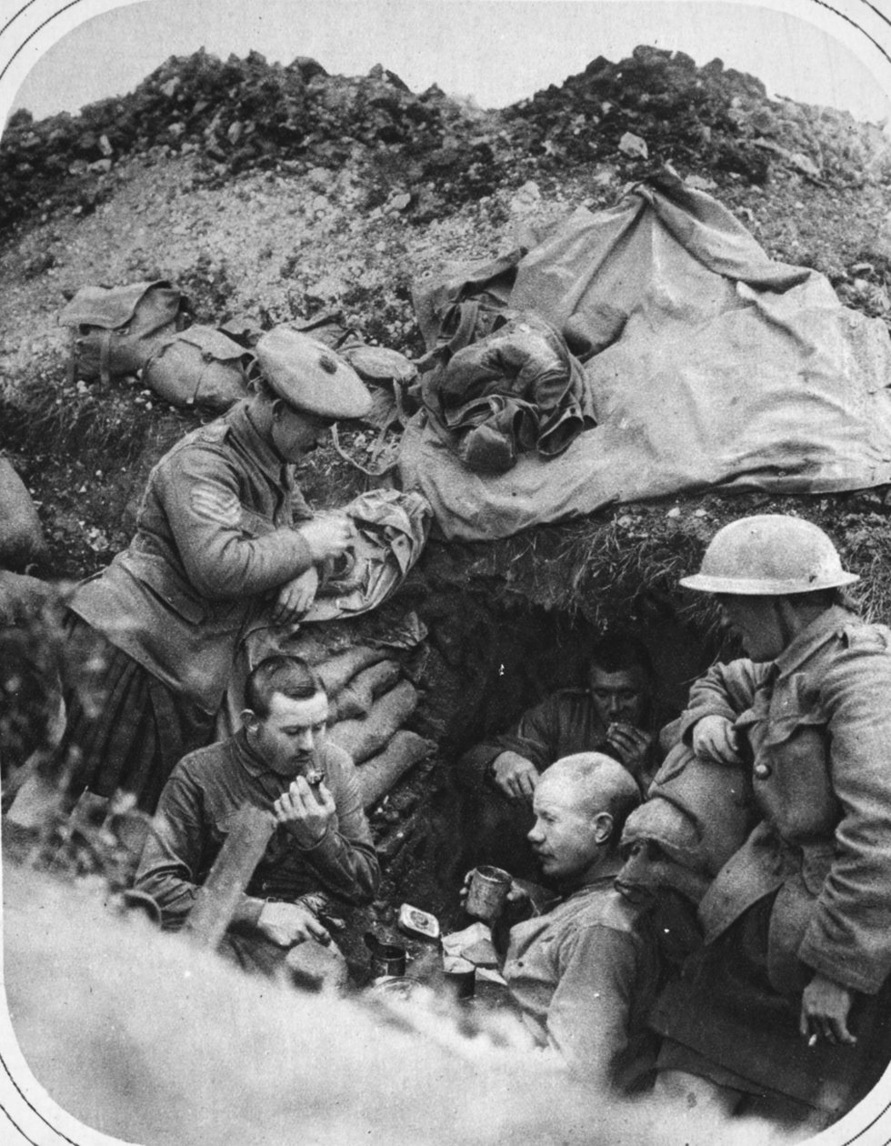 Illallinen juoksuhaudoissa: Onnelliset juhlat kaivetussa Britannian etenemisen aikana, kuva The Illustrated War Newsista, 6. syyskuuta 1916 tekijältä English Photographer