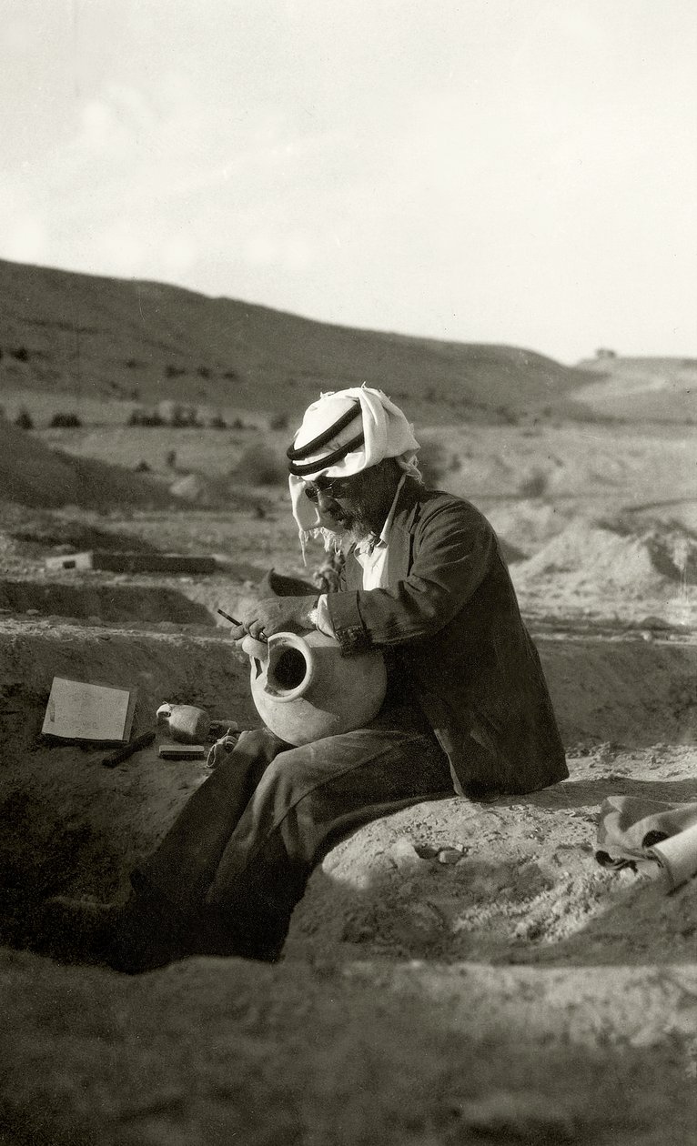 John Garstang Jerikossa tutkii keskipronssikauden kannua n. 1800 eKr., 1930 tekijältä English Photographer