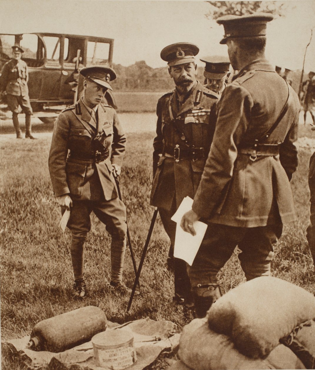 Kuningas Edward VIII isänsä kuningas George V:n kanssa kaasukoulussa sodan aikana, n. 1914 tekijältä English Photographer