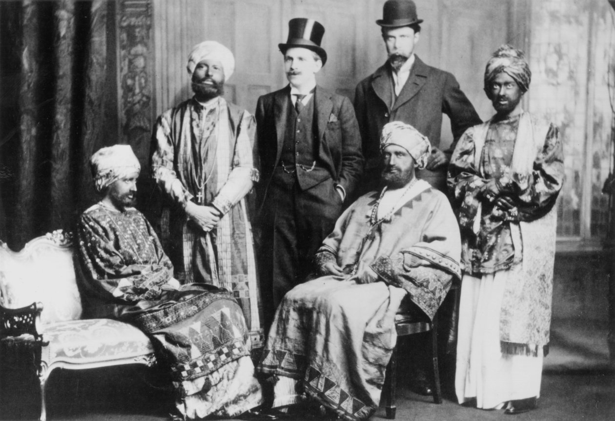 Abessinian keisari ja hänen hovinsa seisomassa vasemmalta oikealle Guy Ridley, Horace de Vere Cole, Adrian Stephen, Duncan Grant ja istuvat Virginia Stephen ja Anthony Buxton tekijältä English Photographer