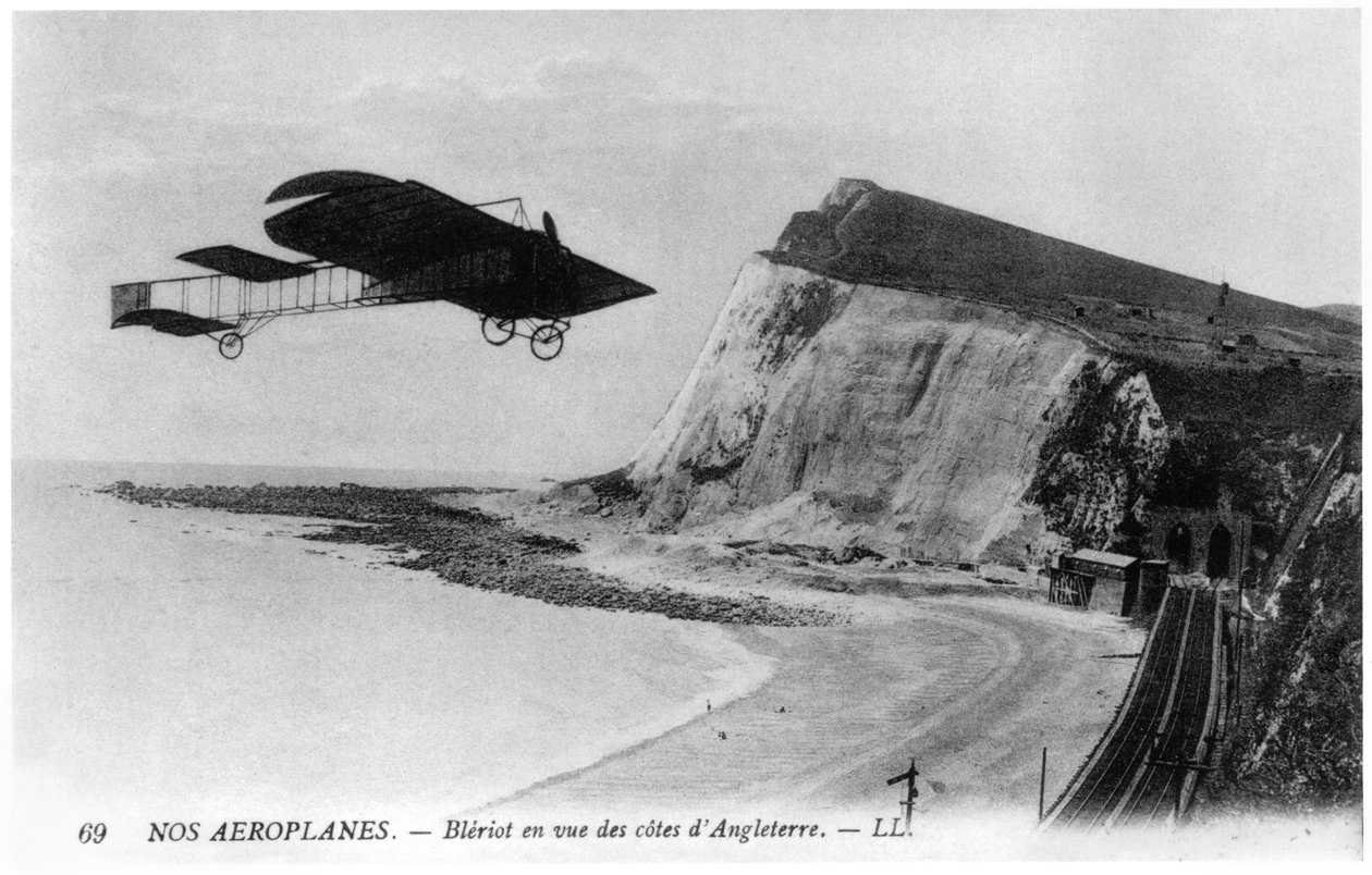 Louis Bleriot (1872-1936) ylitti Englannin kanaalin lentokoneella, 25. heinäkuuta 1909 tekijältä French Photographer