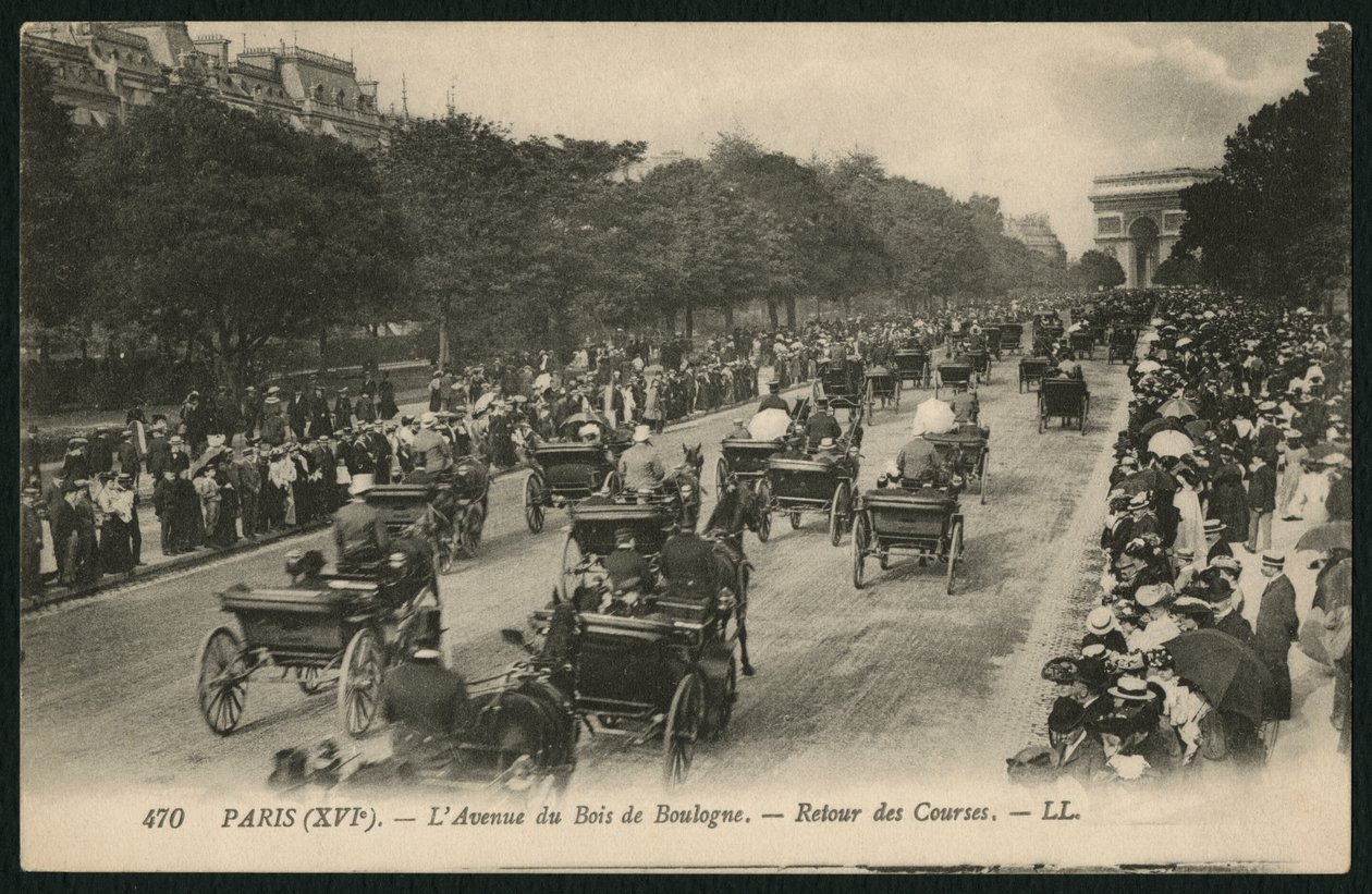 Postikortti, joka kuvaa paluuta kilpailuista, Avenue du Bois de Boulogne, Pariisi, n. 1900 (valokuva) tekijältä French Photographer