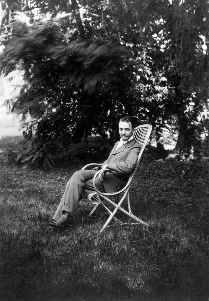 Taidemaalari Félix Vallotton istuu Relaisin puutarhassa, Natansons-talossa Villeneuve sur Yonnessa tekijältä French Photographer