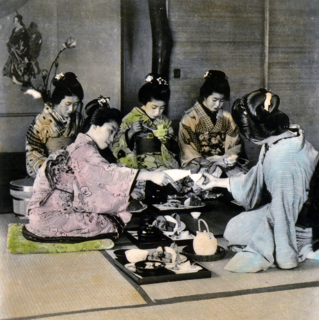 Teeseremonia, n. 1900 (albumikuva) tekijältä Japanese Photographer