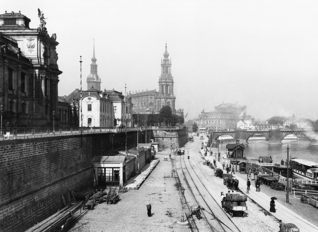 Näkymä Dresdeniin Katholische Hofkirchen Bruehlsche Terrasselta, n. 1910 tekijältä Jousset