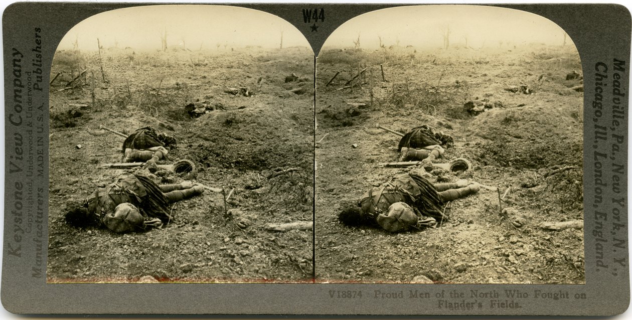 Vaakasuora, seepia -stereokortti, joka näyttää avoimen kentän, jossa on neljä kuollutta skotlantilaista sotilasta ja roskat hajallaan. Keystone Stereograph numero V18874. tekijältä Keystone View Company