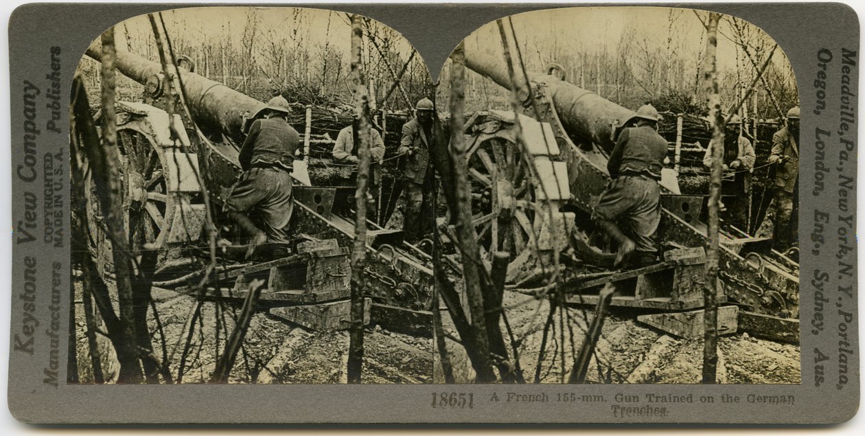 Vaakasuora, seepia -stereokortti, jossa näkyy kolme univormussa olevaa ranskalaista sotilasta työskentelemässä 155 mm: n tykistöaseella. Keystone Stereograph numero 18651 tekijältä Keystone View Company