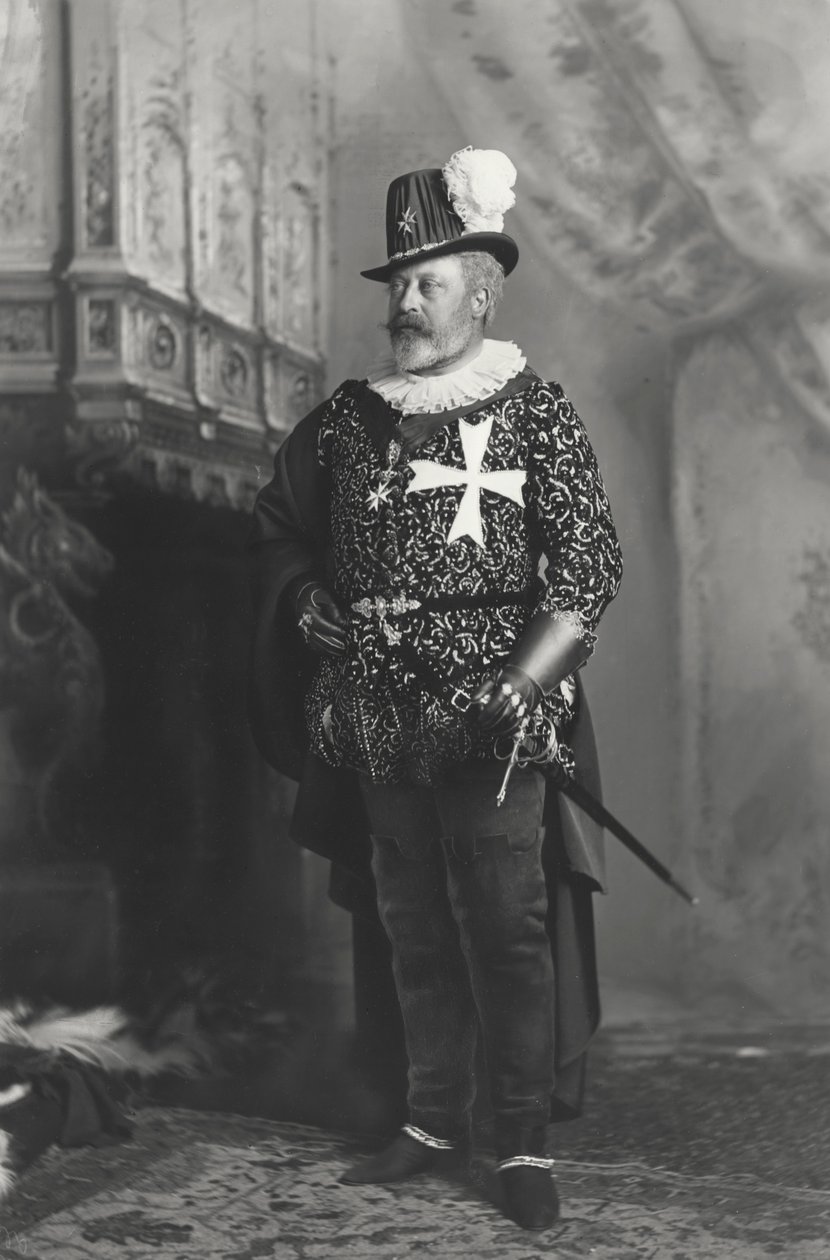 Walesin prinssi Maltan Knights Hospitallersin suurmestarin asussa Devonshire House Ballissa 3. heinäkuuta 1897 Devonshire Housessa, Piccadillyssa, Lontoossa tekijältä Lafayette Studio