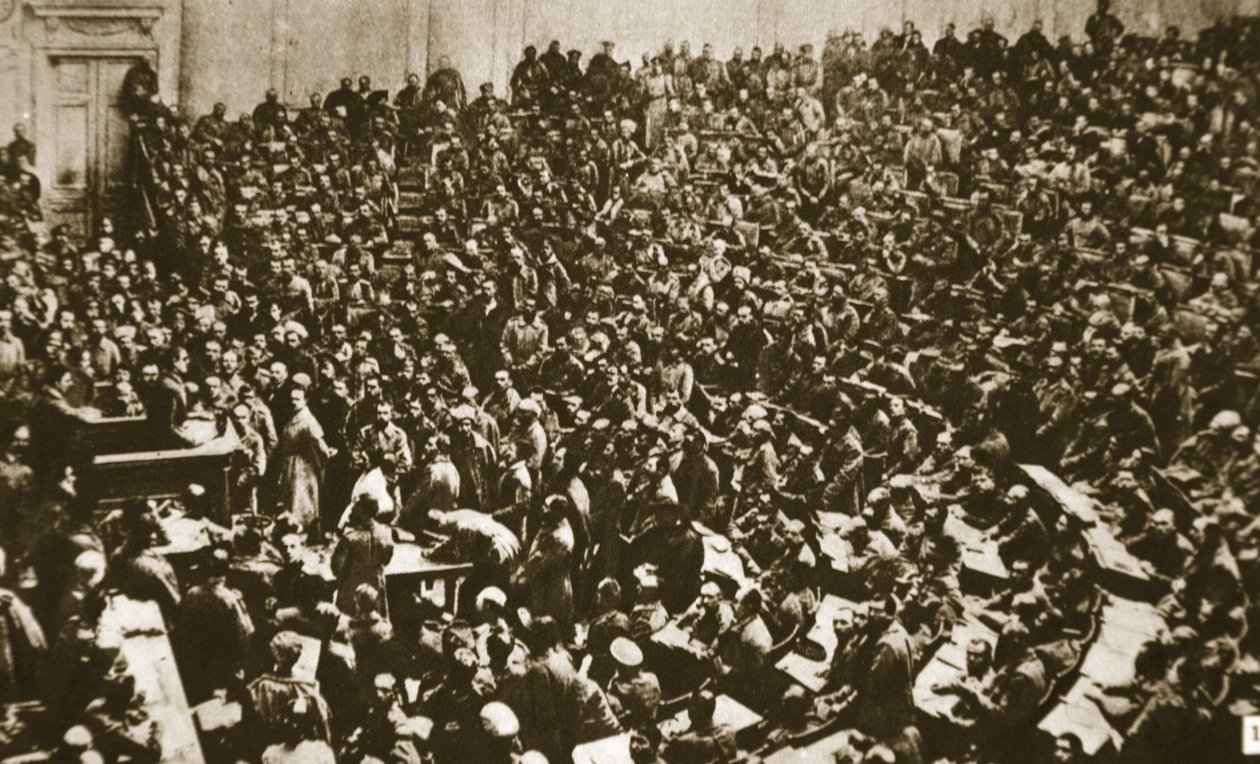 Työläiset ja sotilaat tunkeutuvat duumaan, 1917 (seepiakuva) tekijältä Russian Photographer