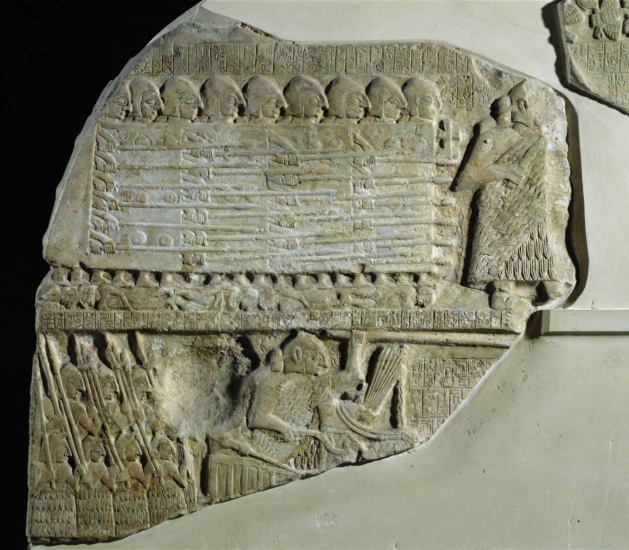 Korppikotkojen stele, jonka Lagashin osavaltion prinssi Eannatum omisti voittonsa kunniaksi Umman kaupungista Tellohin (muinaisen Girsun) varhaisdynastian ajalta n. 2450 eKr. (kalkkikivi) tekijältä Sumerian