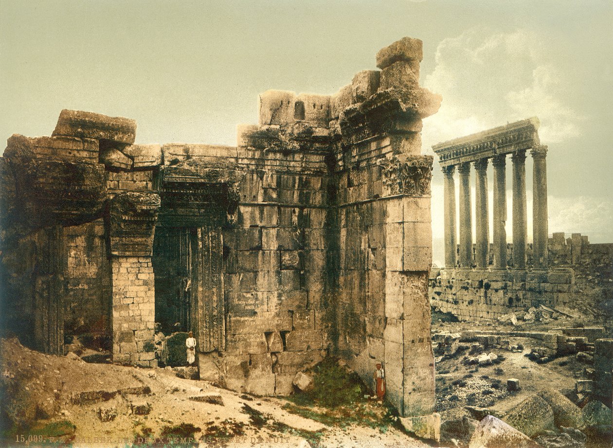 Jupiterin temppelin oviaukko, Baalbek, n. 1880-1900 (valokuva) tekijältä Swiss Photographer