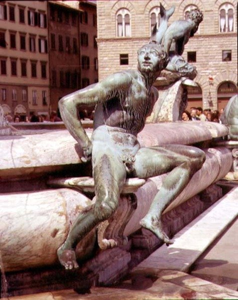 Neptunuksen lähde, yksityiskohta istuvasta hahmosta tekijältä Giambologna
