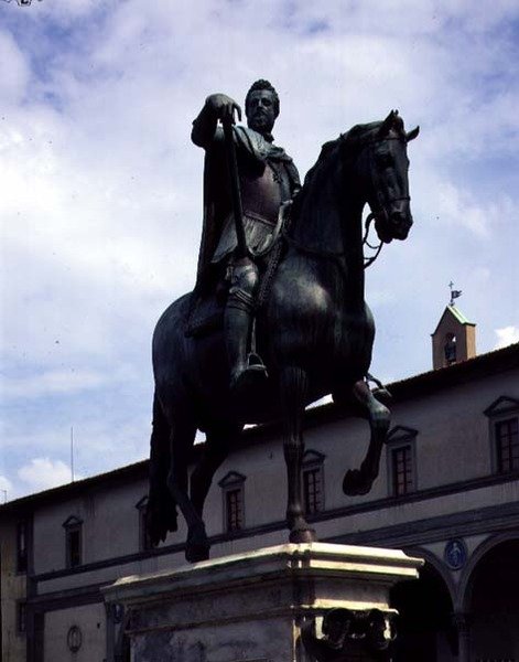 Suurherttua Ferdinand I:n (n. 1123–1190) ratsastuspatsas sivulta hevosesta ja ratsastajasta (pronssi) tekijältä Giambologna