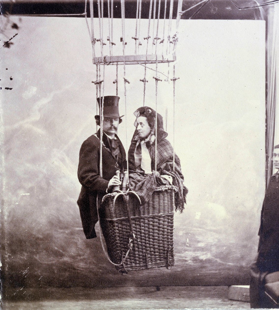 Valokuvaus valokuvaajasta ja aerostatin lentäjästä Felix Tournachon dit Nadarista (1820-1910) ja hänen vaimostaan poseeraamassa ilmapallokorissa tekijältä Nadar