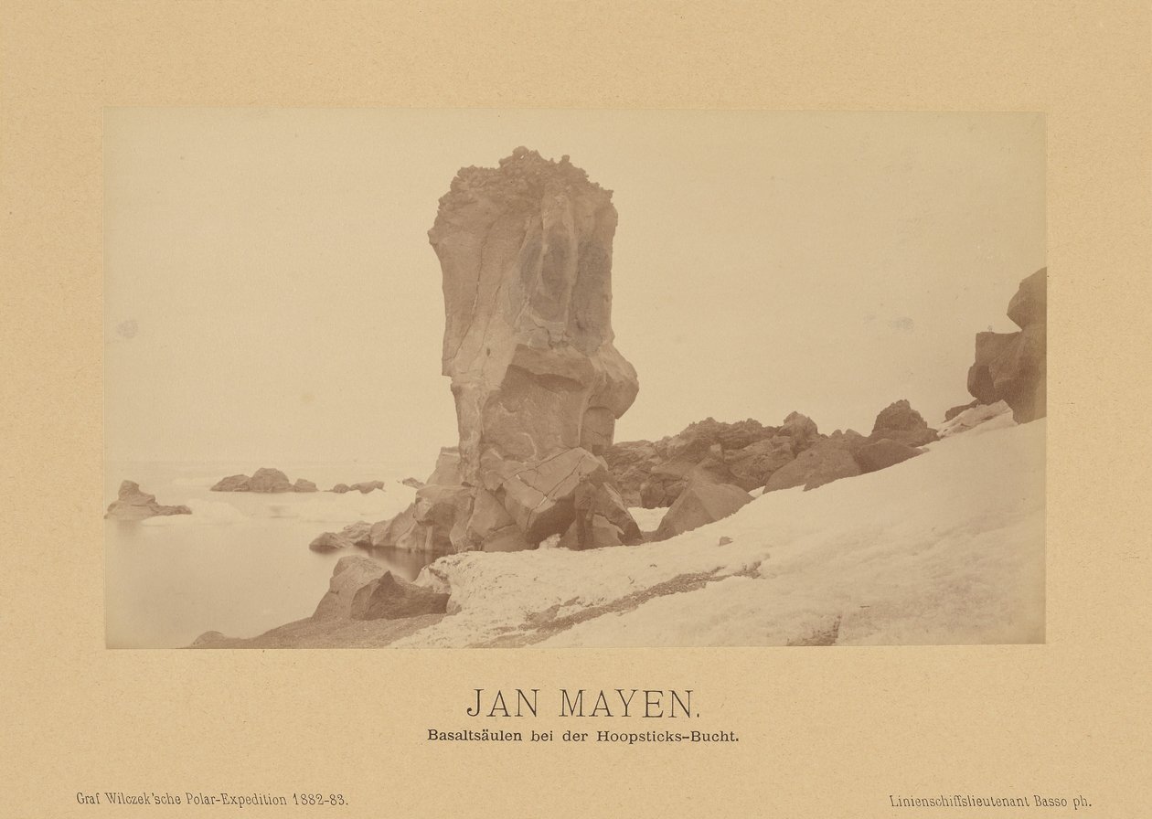 Jan Mayen, basalttipylväät Hoopsticks Bayssä tekijältä (Linienschiffs Lieutenant) Richard Basso