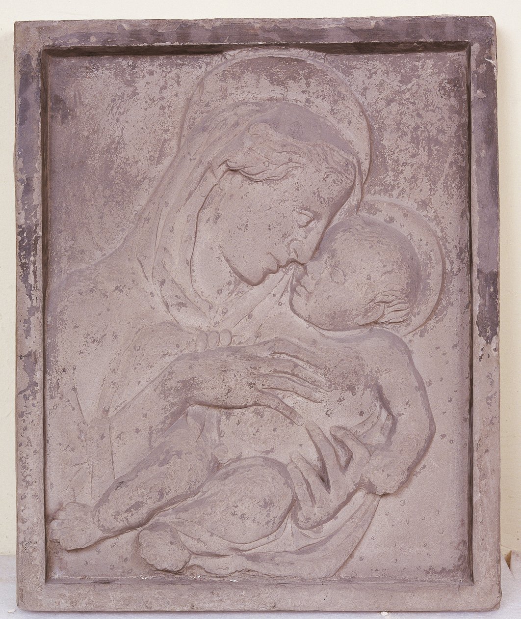 Madonna ja lapsi (n. 1386-1466). tekijältä (Workshop of) Donatello