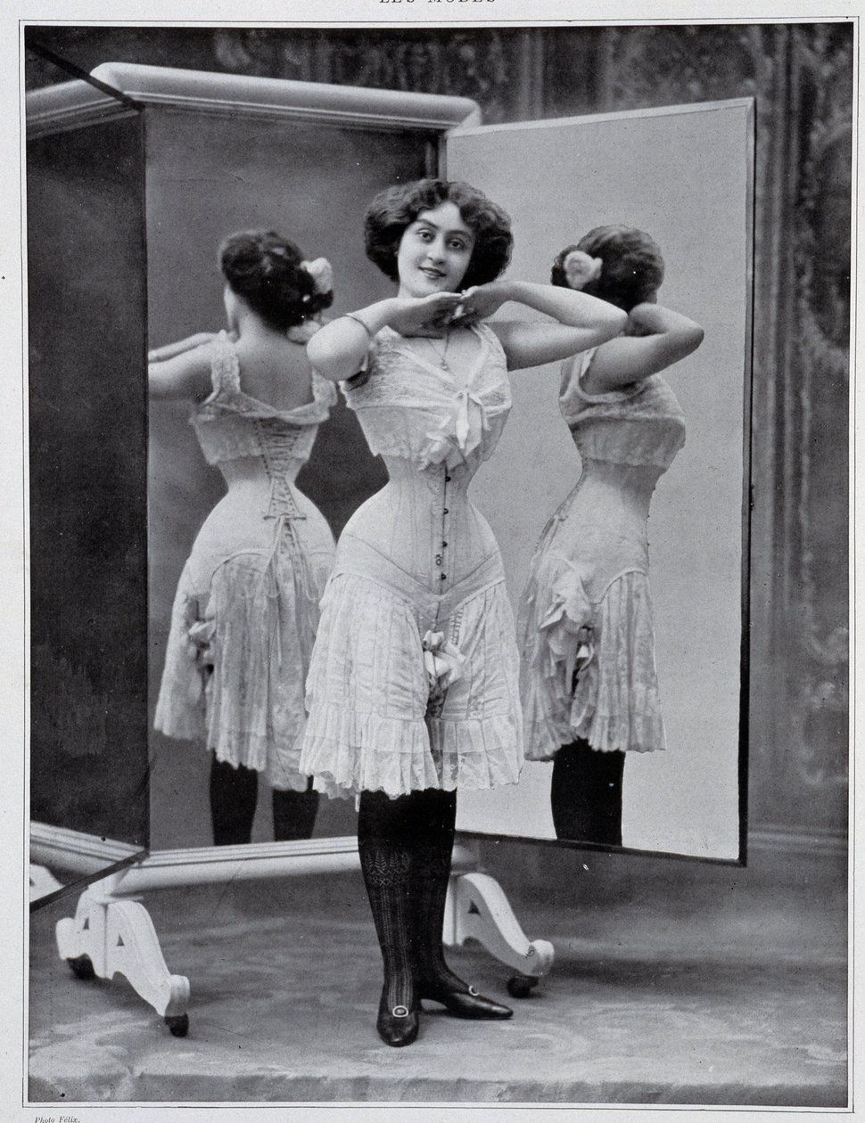 Malli esittelee Thylda-korsettia, kuva Félix - elokuvassa "" Les Modes", joulukuu 1907. tekijältä (after) Felix Studio