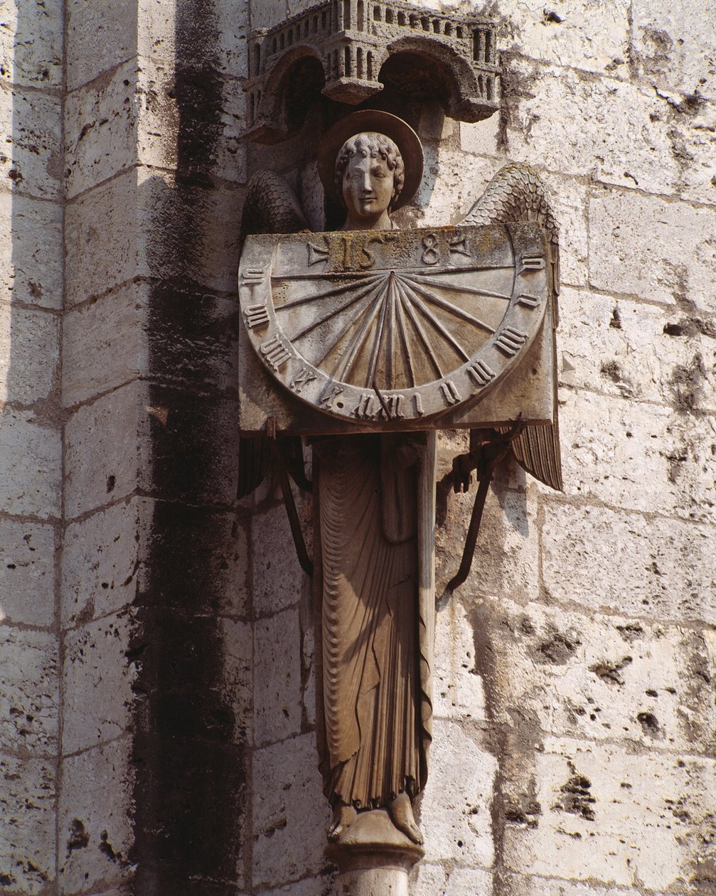 Goottilainen taide: Enkelin esitys kellotaulussa 1900-luvun veistos 1500-luvun alkuperäisen jälkeen, joka on säilytetty kryptassa, Basilica Notre Dame de Chartresin lounaiskulmassa (Eure et Loir) (enkeli aurinkokellolla) , katedraali N tekijältä (after) French School