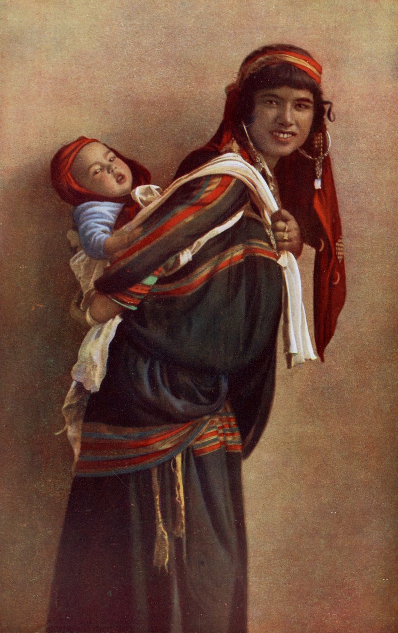 Afrikka. Beduiiniäiti lapsensa kanssa olkapäillään. 1920 tekijältä Unknown