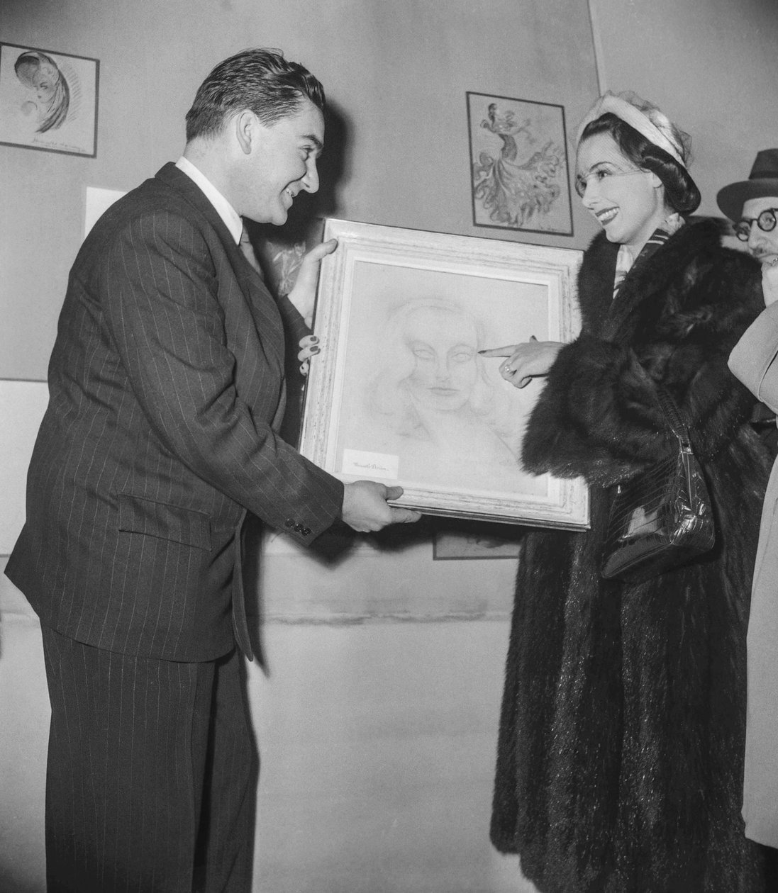Taidenäyttely (näyttelijöiden tekemiä taideteoksia), Palais des Beaux Artsissa Pariisissa, 16. joulukuuta 1950: Ranskalainen näyttelijä Marcelle Derrien esittelee kangasta näyttelyn johtajalle tekijältä Unknown