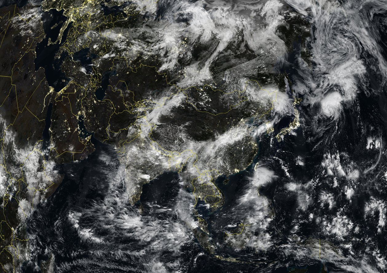 Aasia yöllä maiden rajoilla ja pilvipeitolla, aito värillinen satelliittikuva tekijältä Unknown
