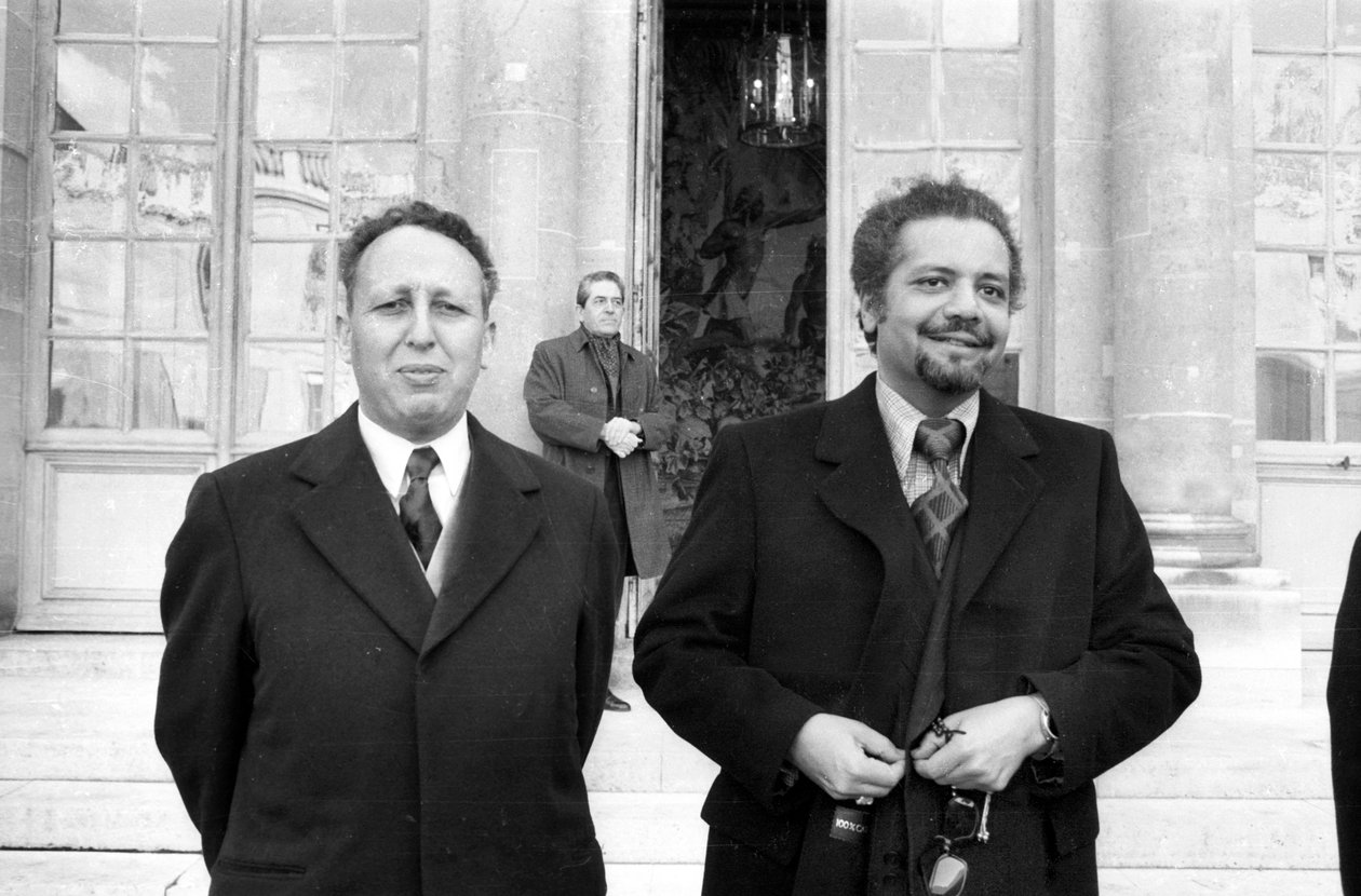 Belaid Abdesselam, Algerian teollisuus- ja öljyministeri, ja sheikki Ahmed Zaki Yamani Saudi-Arabian öljyministeri 27. marraskuuta 1973 Pariisissa tekijältä Unknown