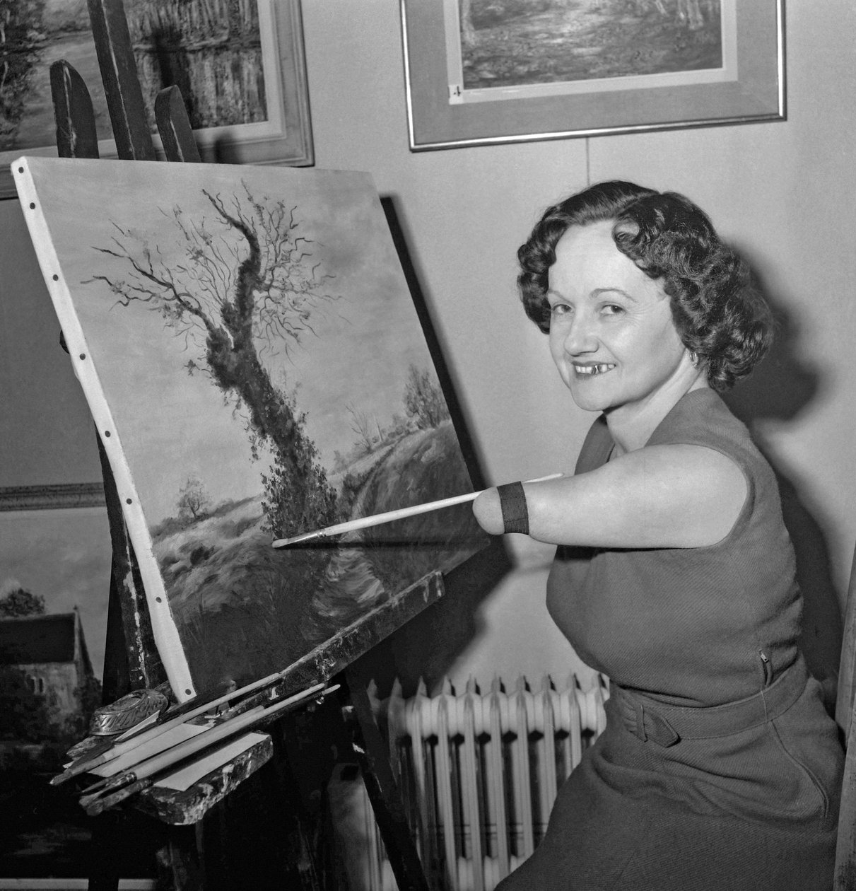 Denise Legrix, syntynyt ilman jalkoja ja käsivarsia) maalaa kankaalle, Pariisi, 21. marraskuuta 1960 tekijältä Unknown